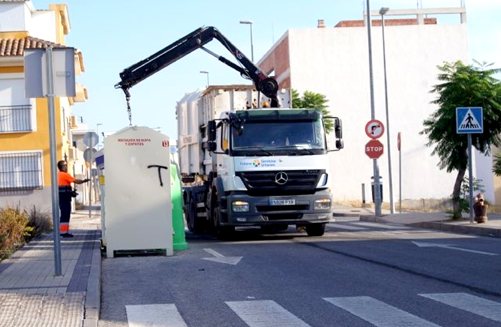 La Policía Local sancionará a quienes tiren la basura en los contendores fuera de su horario